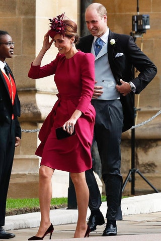 Кейт Миддлтон в платье Alexander McQueen и шляпке Philip Treacy и принц Уильям.
