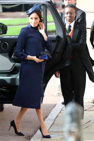 Меган Маркл в платье Givenchy и шляпке Noel Stewart.