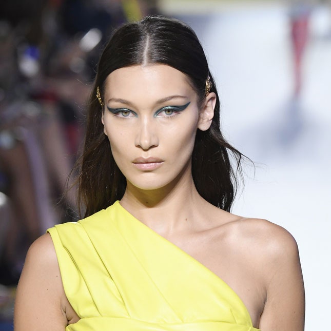 Стрелки цвета зеленый металлик на показе Versace весна-лето 2019