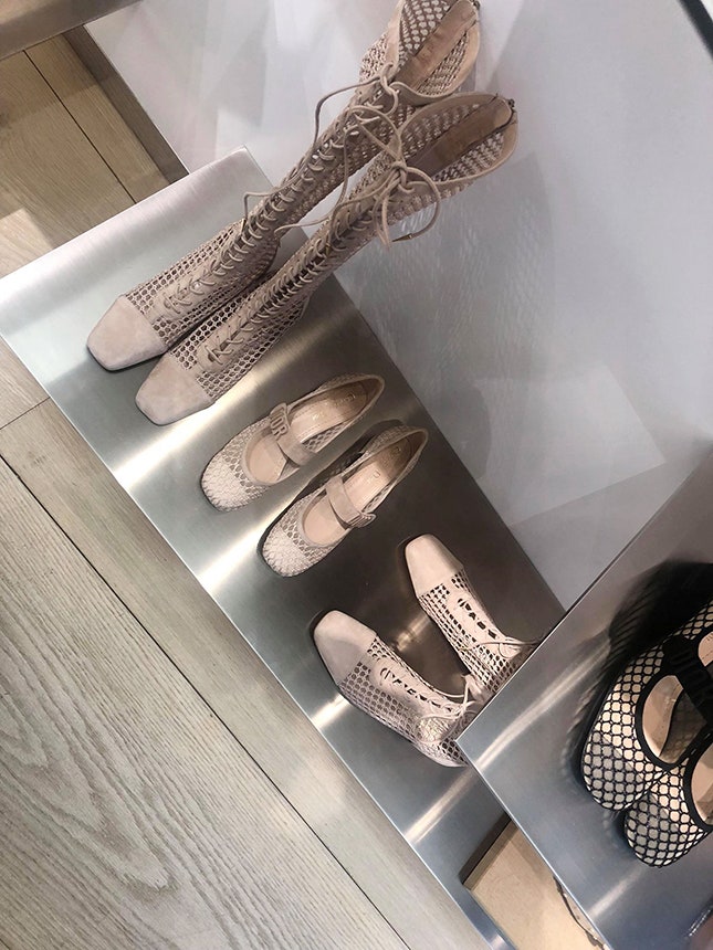 Модные тенденции обуви  «ажурные» сапоги фото тренда весны 2019