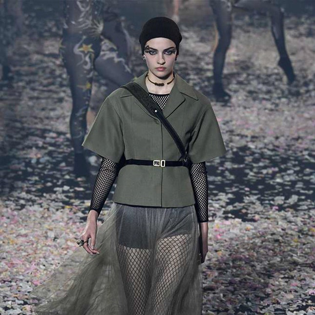 Что означали черные иероглифы на показе Dior весна-лето 2019
