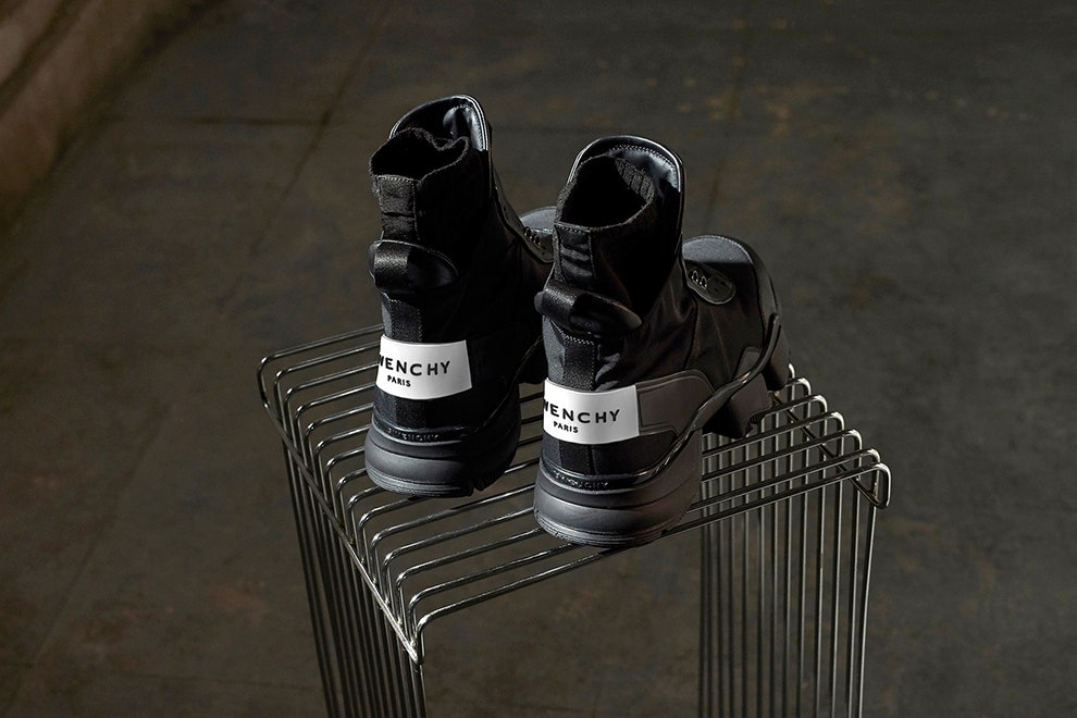 Кроссовки Givenchy от Клэр Уэйт Келлер фото брутальной модели
