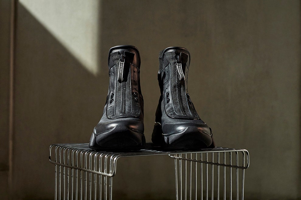 Кроссовки Givenchy от Клэр Уэйт Келлер фото брутальной модели