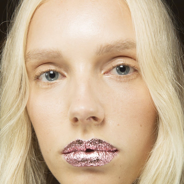 «Металлические» губы на показе Jeremy Scott весна-лето 2019