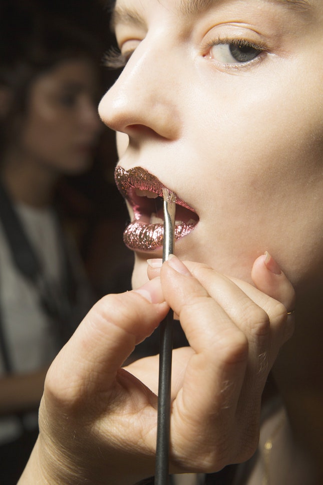 Jeremy Scott фото макияжа с металлическими блестками на губах