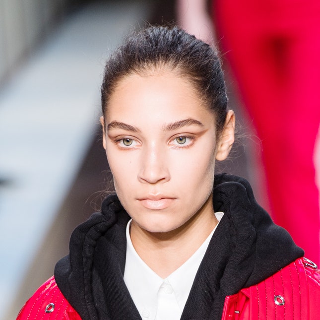 Полупрозрачные широкие стрелки на показе Burberry весна-лето 2019