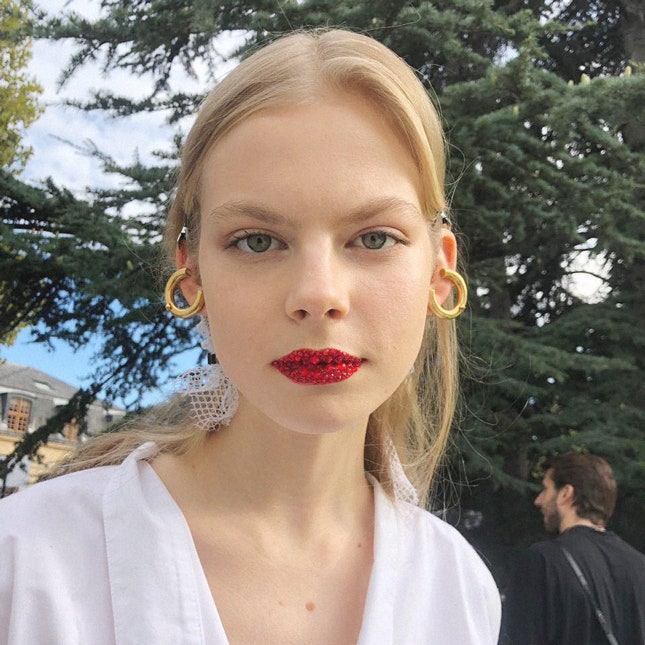 Глаза и губы в разноцветных кристаллах на показе Valentino весна-лето 2019