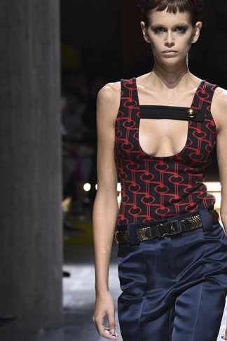 Модные тенденции короткая челка на показе Prada весналето 2019  фото