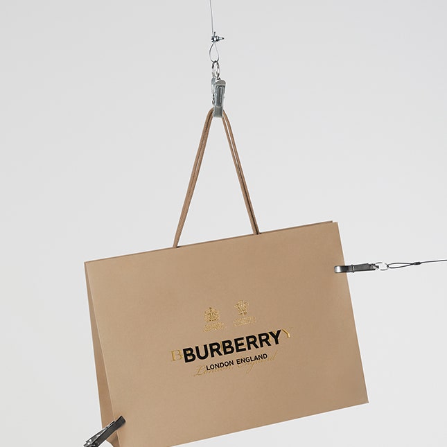 Дебютную коллекцию Риккардо Тиши для Burberry можно будет купить в понедельник