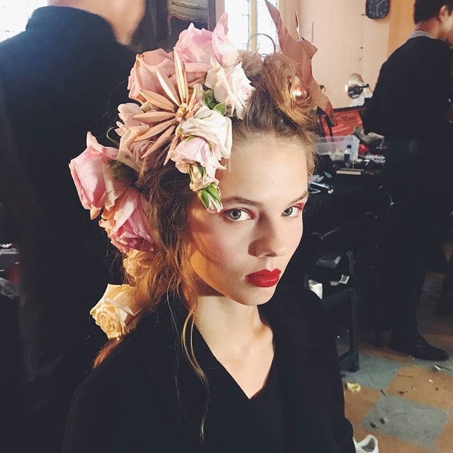 Цветочные укладки и новые оттенки теней Nars на показе Rodarte весна-лето 2019