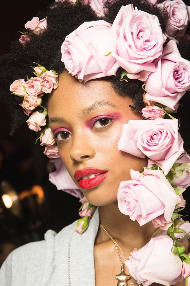 Rodarte фото макияжа и причесок с цветами на показе весналето 2019