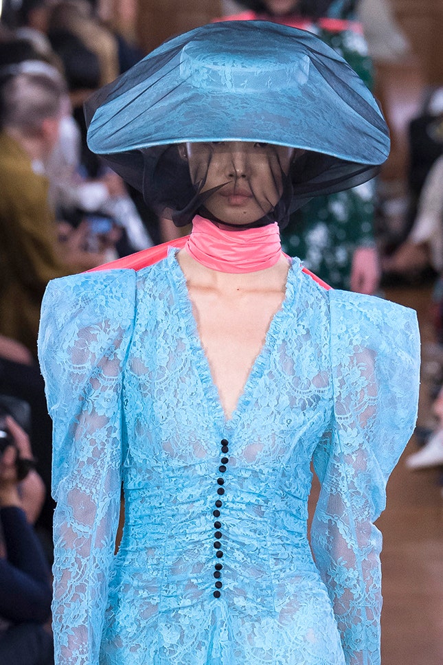 Модные шляпы с вуалью как у пчеловода фото с показов весналето 2019