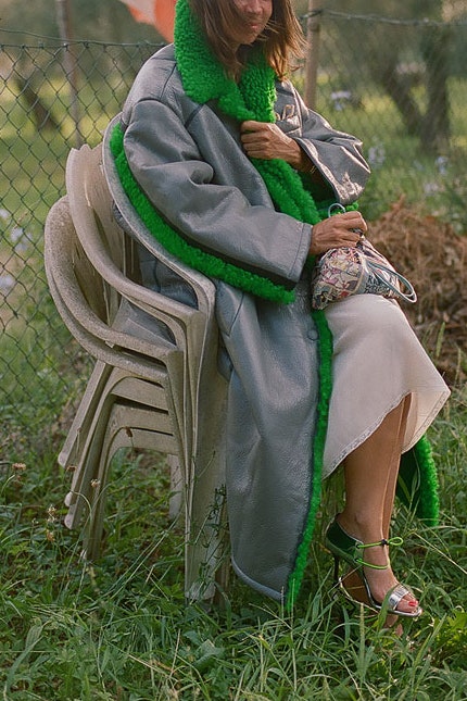 Наташа Гольденберг фото в яркой дубленке Prada
