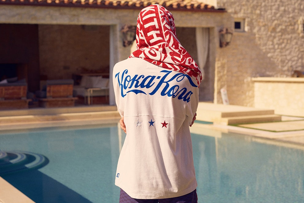 CocaCola и Kith фото коллекции одежды посвященной мировому единству