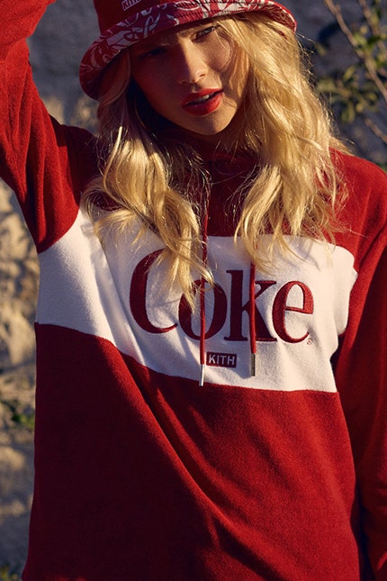 CocaCola и Kith фото коллекции одежды посвященной мировому единству