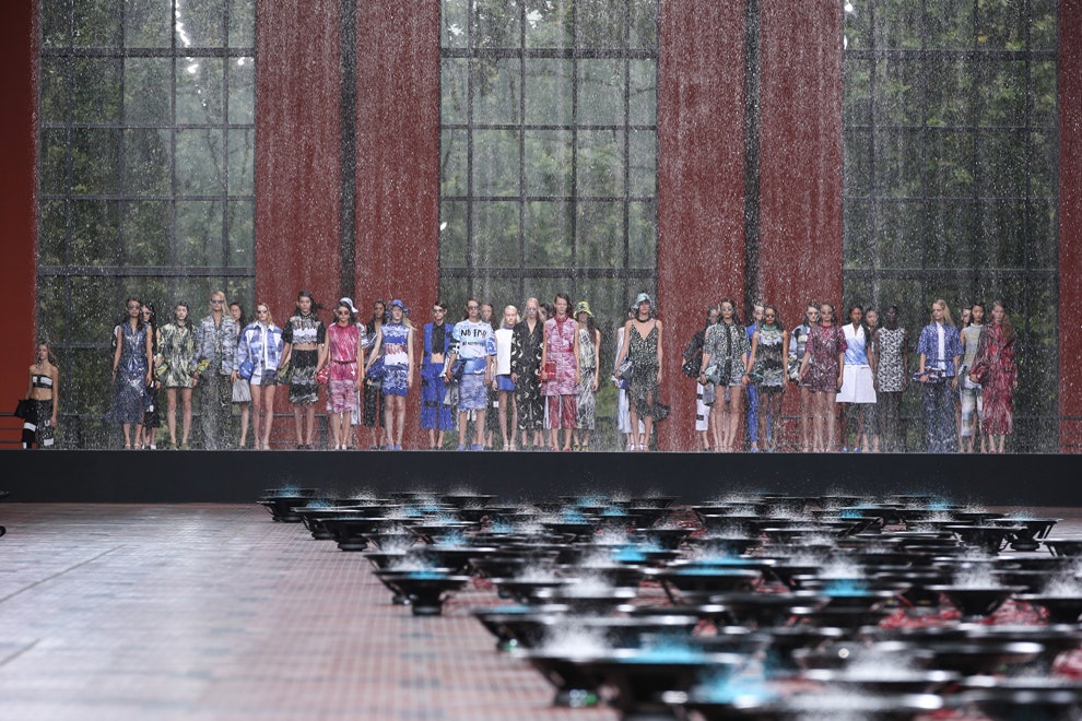 Лучшие модные показы XXI века фото шоу Chanel Alexander McQueen