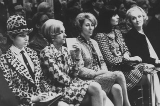 Барбра Стрейзанд Марлен Дитрих и Эльза Мартинелли на показе Chanel 1966.