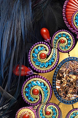 Колье Chopard фото украшения с перьями и золотым кулоном