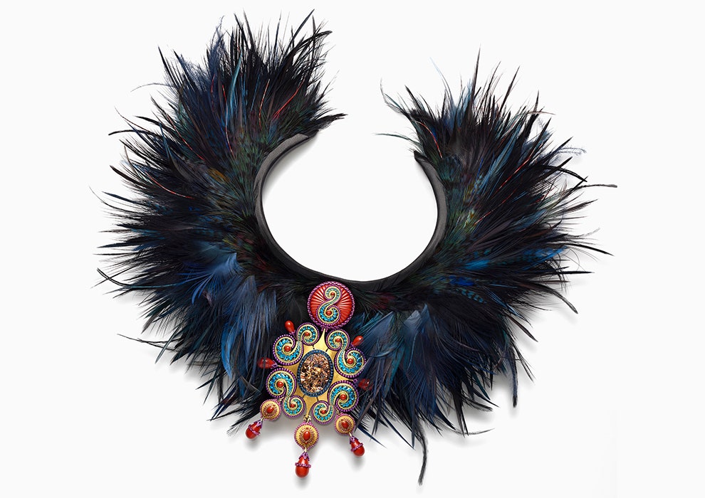 Колье Chopard фото украшения с перьями и золотым кулоном