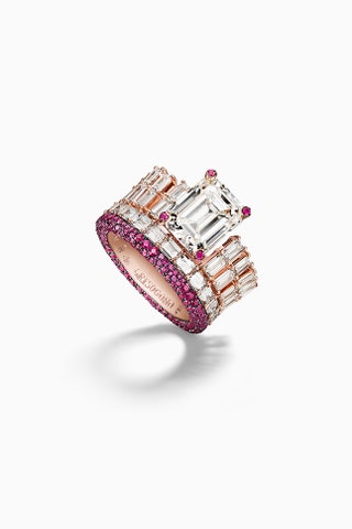 Кольцо из розового золота с бриллиантами и рубинами.