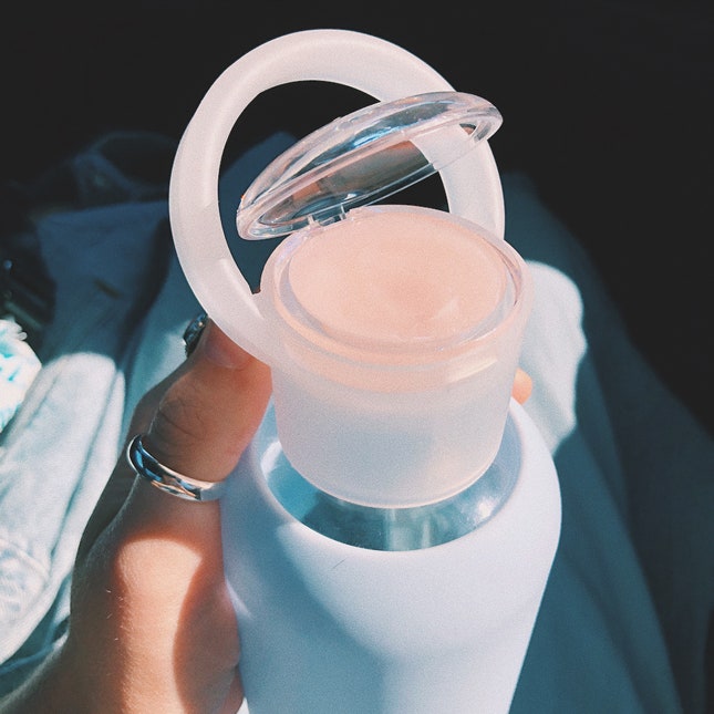 Бутылка для воды со встроенным бальзамом для губ