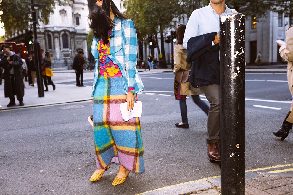 Модные вещи с яркими принтами уличный стиль на фото с Недели моды в Лондоне