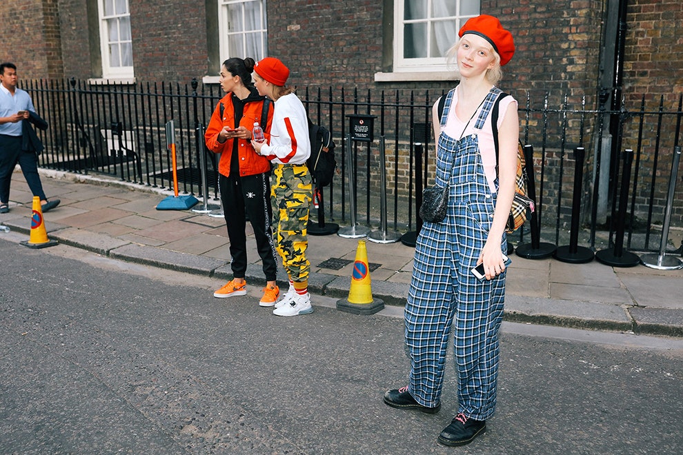 Модные вещи с яркими принтами уличный стиль на фото с Недели моды в Лондоне