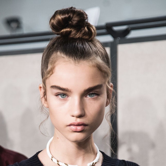 Высокие пучки на показе Fendi весна-лето 2019