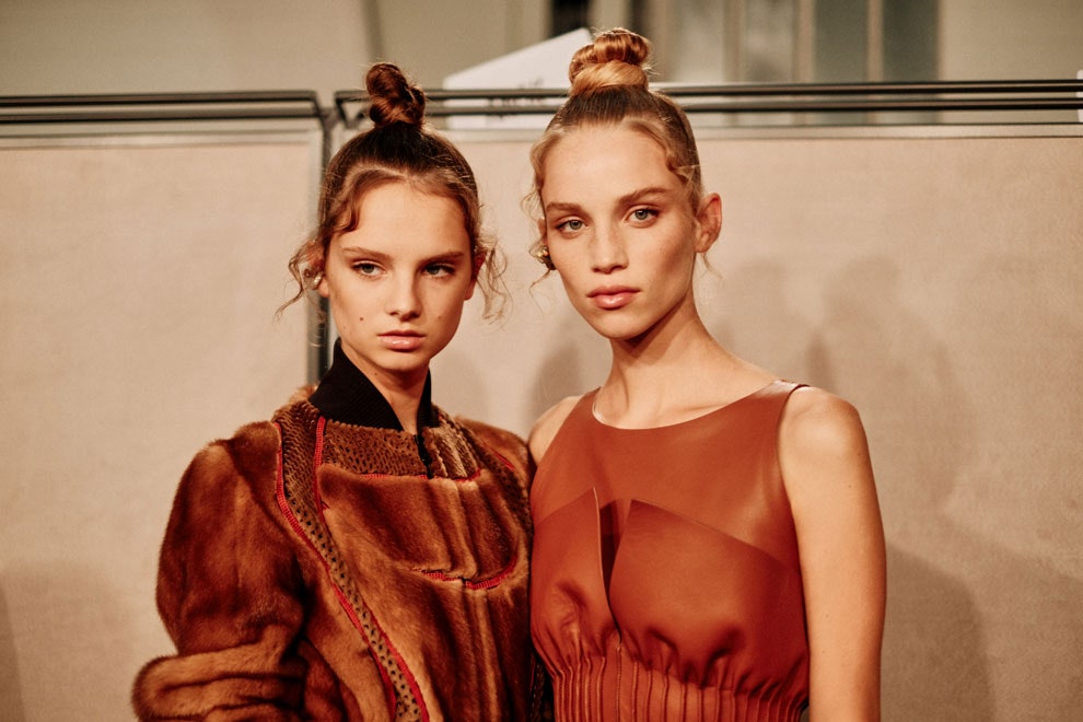 Модные тенденции высокий пучок на показе Fendi весналето 2019  фото
