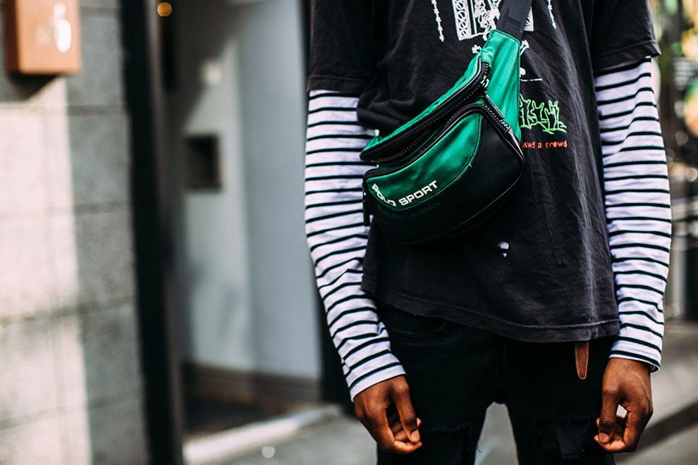 Уличный стиль как мужчинам носить сумки летом 2018  фото