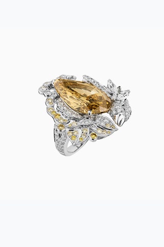 Кольцо из белого золота с бриллиантами и перламутром.