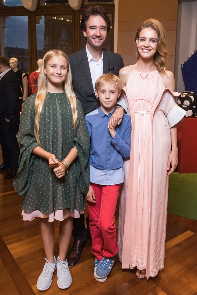Наталья Водянова с детьми фото с коктейля Louis Vuitton в Москве