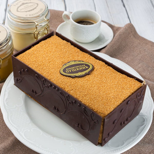 Maison Dellos празднует День медовика