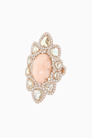 Кольцо из розового золота с кораллом и бриллиантами.