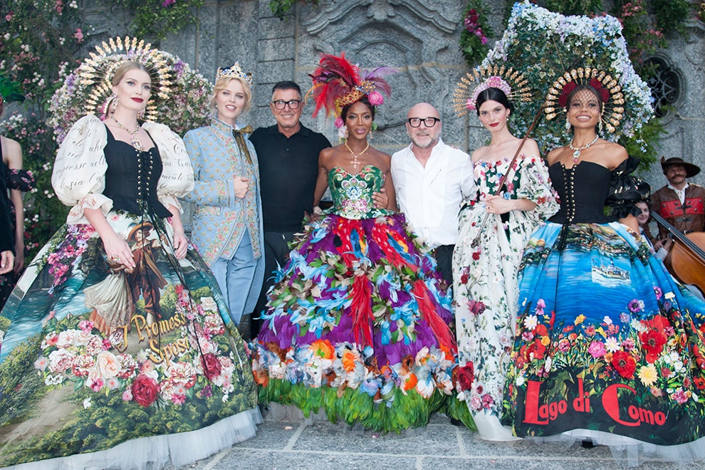 Dolce  Gabbana фото Наоми Кэмпбелл на показе Alta Moda на острове Комо