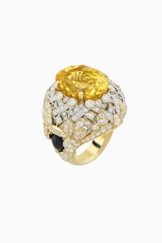 Кольцо из желтого золота с бриллиантами ониксом и желтым сапфиром.