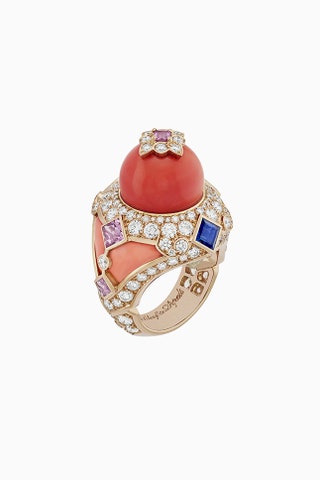 Кольцо из розового золота с бриллиантами и самоцветами.