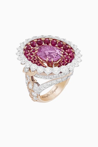 Кольцо из розового золота с рубинами бриллиантами и сапфиром.
