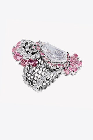 Кольцо из белого золота с бриллиантами и розовыми сапфирами.