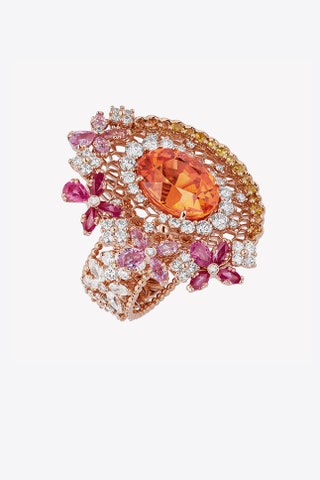 Кольцо из розового золота с бриллиантами и самоцветами.