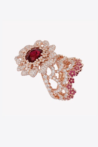Кольцо из розового золота с рубином и бриллиантами.