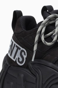 Кроссовки Vetements фото обуви на массивной черной платформе