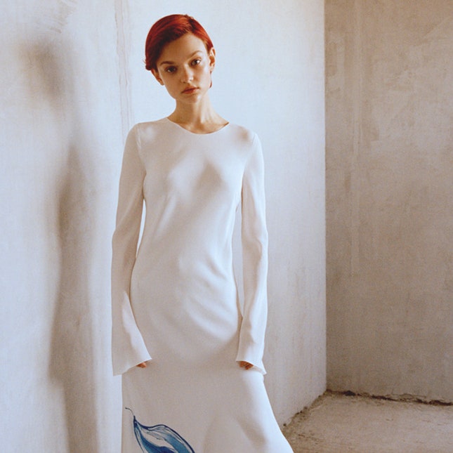 Белое платье с длинными рукавами &- главная вещь летнего гардероба