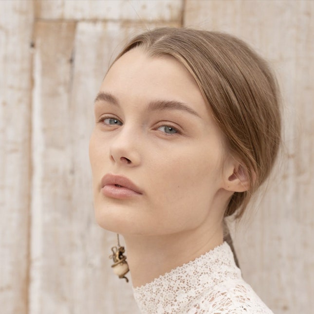 Естественный макияж и низкие хвосты на показе Dior resort