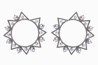 Серьги из золота с бриллиантами и жемчугом.