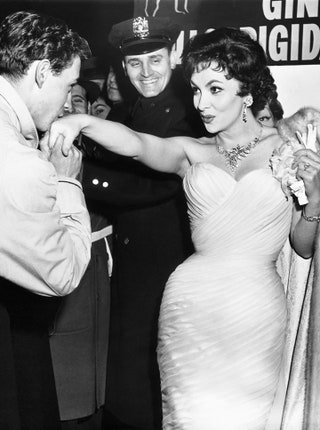 Джина Лоллобриджида на премьере фильма «Самая красивая женщина в мире» 1955.