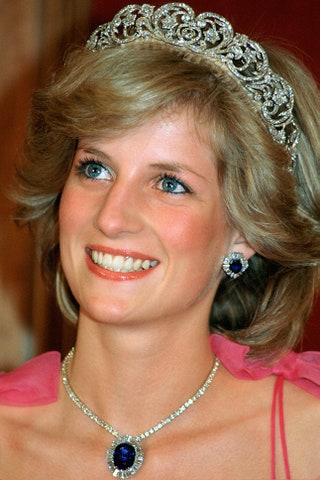 В тиаре семьи Спенсер серьгах и ожерелье с сапфирами и бриллиантами подаренными ей принцем Саудовской Аравии 1983.