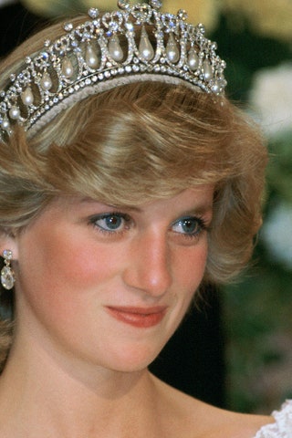 В бриллиантовых серьгах и тиаре королевы Мэри 1983.