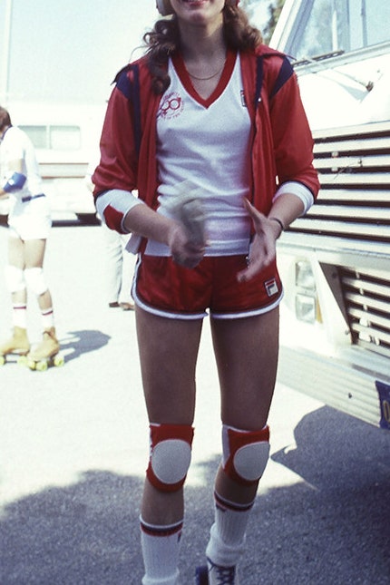 Брук Шилдс фото в одежде красного цвета