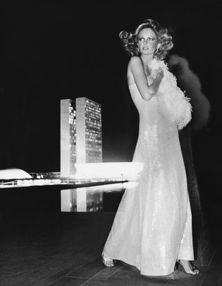 Куркен Пакчаньян «Шерил Тигс в платье Halston» 1973.